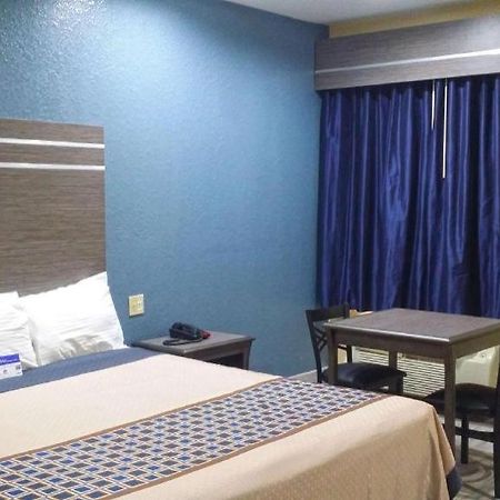 Americas Best Value Inn & Suites Northeast Houston Buitenkant foto