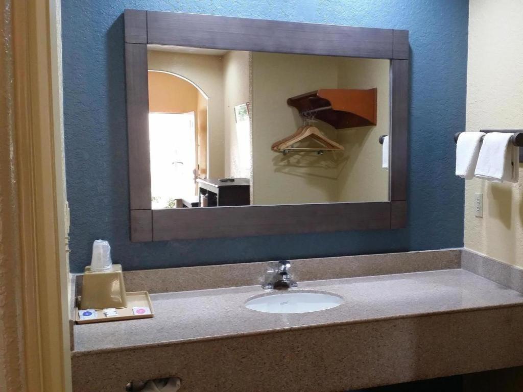 Americas Best Value Inn & Suites Northeast Houston Buitenkant foto