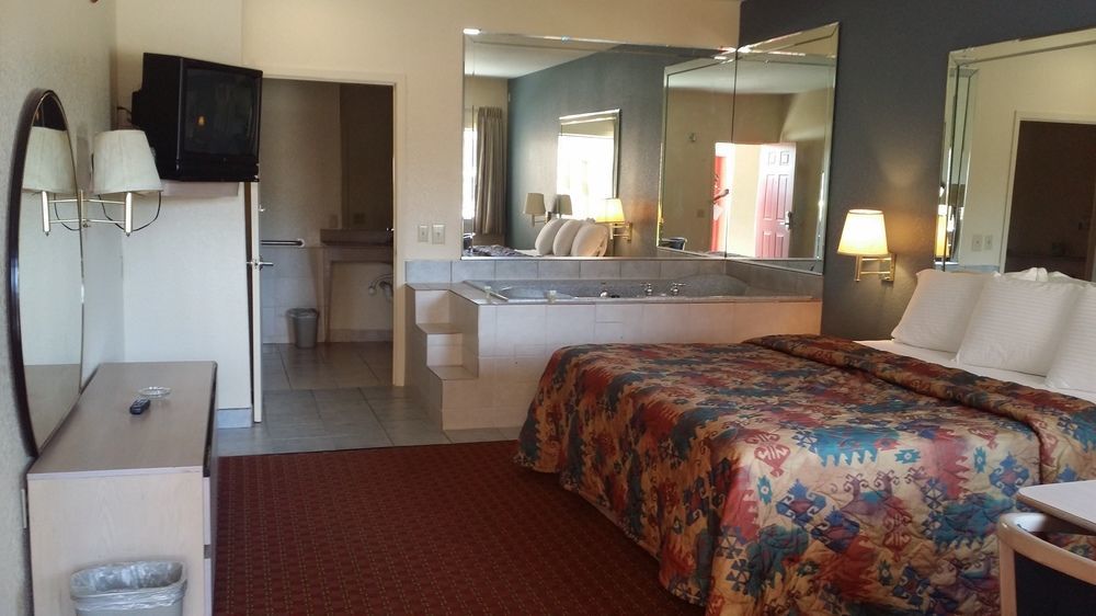 Americas Best Value Inn & Suites Northeast Houston Buitenkant foto