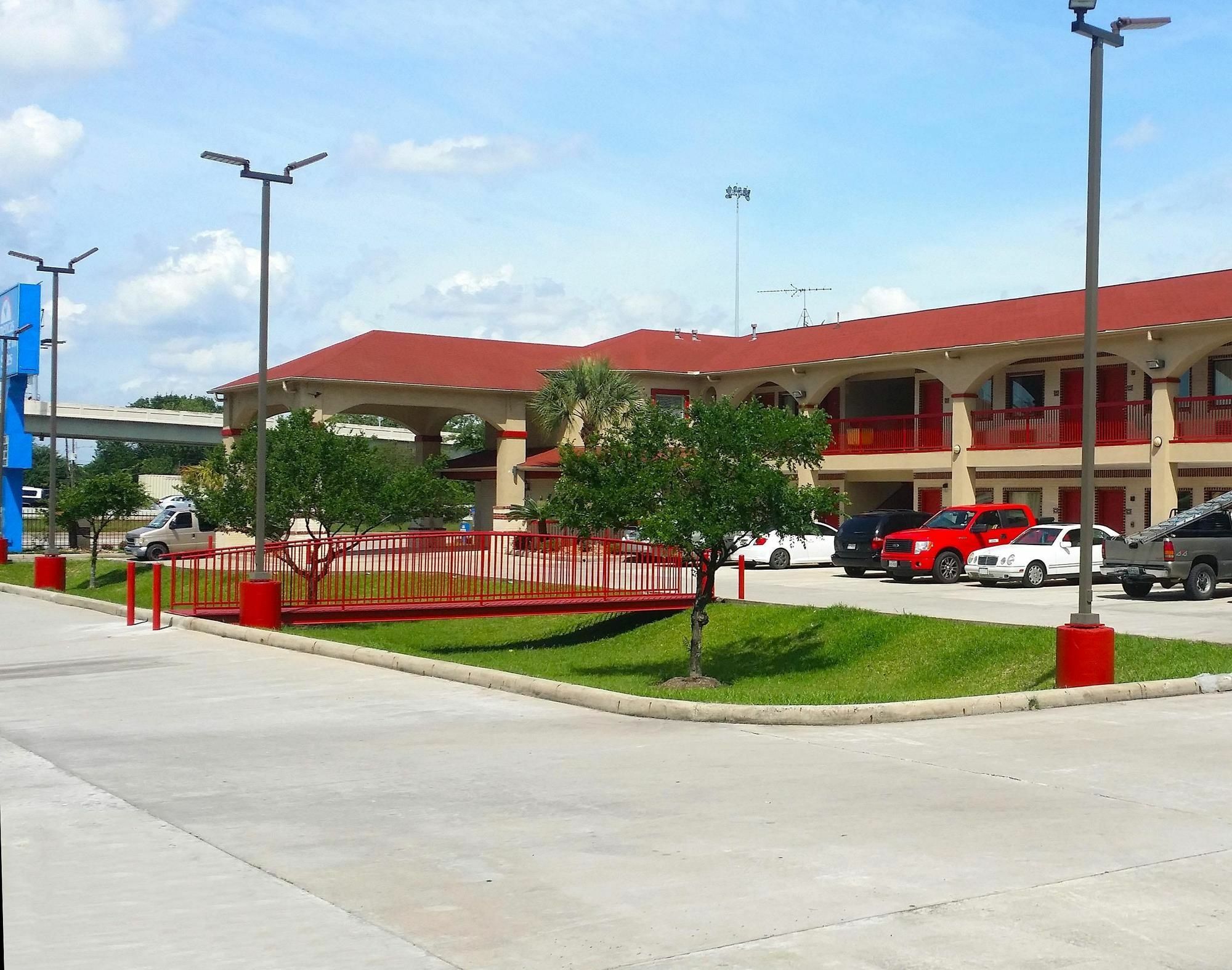 Americas Best Value Inn & Suites Northeast Houston Buitenkant foto