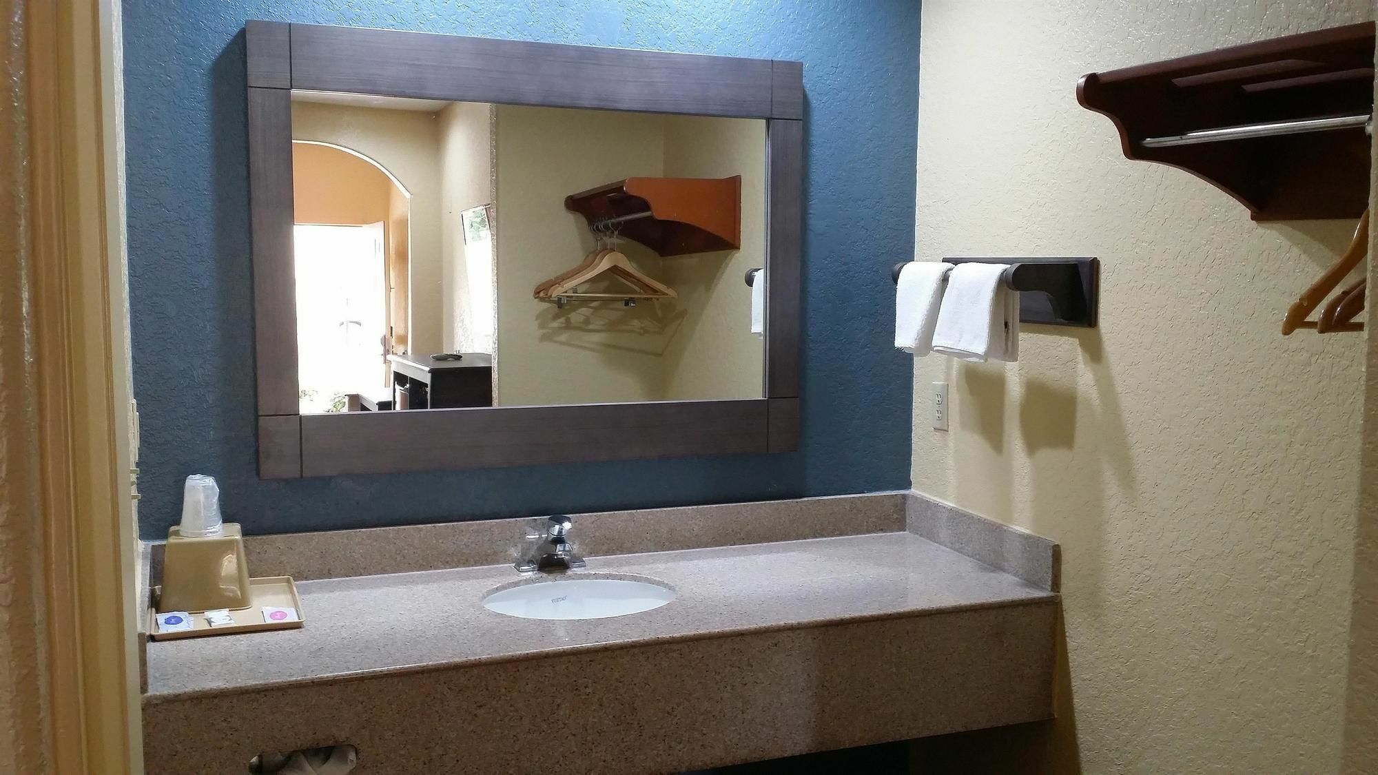 Americas Best Value Inn & Suites Northeast Houston Buitenkant foto